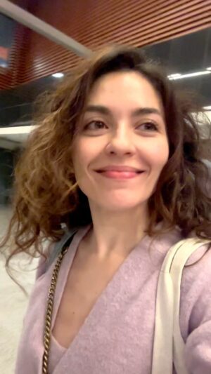 Sara Barradas Instagram - Hoje acordei um bocadinho mais velha… 33 já cá cantam 😉

O Zé decidiu fazer-me um jantar surpresa com os meus amigos mais próximos e família para hoje à noite. O que ele não sabia é que eu já tinha marcado uma viagem aos Açores há 3 semanas para estes dias de folga do espectáculo. 
Eu gosto de fazer estas surpresas. Da mesma forma já o levei a Madrid e a Roma há uns anos. 
É que esta data é especial para os dois porque faço anos mas fazemos anos de casados em simultâneo.

Então à hora que nos íamos deitar (3:30h) eu disse-lhe “Amor, não durmas porque temos de ir embora, tenho uma surpresa”. E ele “O quê???” 😂 
Peguei nele e na Lua e lá fomos para o aeroporto, sempre com ele a perguntar para onde íamos. Só descobriu na porta de embarque. 

Cá estamos: Olá São Miguel! Que saudades!!! ❤️

P.S- A decoração do bolo é da Lua! 

#happybirthdaytome #happymarriageanniversary