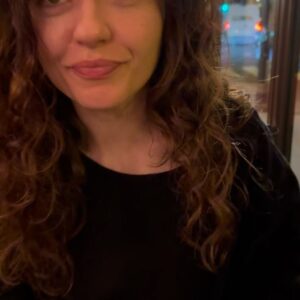 Sara Barradas Instagram - Notícias e factos sobre Paris:

A hora de fecho dos cafés e restaurantes é respeitada ao minuto. Como tal, antes do fecho põem-nos a conta na mesa mesmo que não tenhamos pedido e depois mandam-nos embora. A simpatia dos empregados parisienses tem muito que se lhe diga, podendo haver excepções, claro.

Agora o Palácio de Versalhes:
Luís XIV, que foi o primeiro rei totalitário, além de um ego desmedido e dos complexos de superioridade, devia sofrer um transtorno obssessivo-compulsivo. Queria que as árvores estivessem sempre geometricamente aparadas. (terceira foto)
Ninguém podia ter mais ou melhor do que ele. Ninguém podia ter sapatos com um salto maior do que os dele. 
Queria incrustar ouro nas paredes do Grand Trianon, mas como lhe disseram que mármore rosa era ainda mais caro foi o que mandou vir.

Por sua vez, Luís XV, seu bisneto e sucessor, que ficou conhecido pelas suas/seus mais de 100 amantes, mandou construir o Petit Trianon (quarta foto) para lá instalar a sua principal amante oficial: Madame de Pompadour.
Mais tarde, o seu neto Luís XVI, instala no mesmo pequeno palácio a sua esposa, Marie Antoinette.

O que eu também não sabia é que o Luís XVI tinha mandado construir nos jardins do Petit Trianon uma espécie de “Portugal dos Pequenitos da Áustria” da época só para agradar a sua esposa que tinha saudades do seu país e vivia infeliz. 

Pergunto-me quanto mediriam estas pessoas para dormirem em camas tão pequenas…? (sexta foto)

Outro facto, o palácio é mesmo majestoso! Estupendamente grande e bonito por dentro e por fora.

O último vídeo, na famosa Sala de Espelhos, era suposto ser uma fotografia.

Para terminar, tivemos a melhor visita guiada de sempre do nosso amigo @davidsalvado 
🇫🇷
