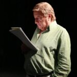 Sara Barradas Instagram – Deixou-nos mais uma figura incontornável da cultura do nosso país.

Carlos Avilez, actor, encenador, dramaturgo, foi director do Teatro Nacional D. Maria II, fundador do Teatro Experimental de Cascais e da Escola Profissional de Teatro de Cascais, que tantos novos actores tem formado.

Trabalhou em teatros e companhias de norte a sul do país e também em França, na Polónia, Japão, entre outros.

Encenou textos de grandes autores portugueses e estrangeiros, clássicos e contemporâneos, dirigiu dos maiores actores que este país conheceu.

Será sempre um pilar do novo teatro português.

Infelizmente, não tive a oportunidade nem o privilégio de trabalhar com ele, mas o seu legado jamais esquecerei.

1935-2023