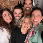 Sara Barradas Instagram - Fecha-de hoje mais um ciclo. A carreira de um espectáculo com quase 250 representações e mais de 150.000 espectadores, em ano e meio. Eu saltei deste comboio a alta velocidade apenas há 6 semanas, com muita pena, por causa de um outro projecto que era incompatível. Porque quando começámos isto em Outubro de 2022, apesar de acharmos que ia ser um sucesso, ninguém imaginava que em Abril de 2024 ainda aqui estaria. Ninguém, excepto o Zé. Mas já lá vamos… Para mim foi um prazer imenso fazer esta comédia tão bem escrita pelo Marcos Caruso. Uma peça despretensiosa mas muito competente! Muito bem carpinteirada, como diz o Zé. A encenação meticulosa do Miguel Thiré, fez com que os actores e o texto dançassem numa valsa só. E nós, actores, compusemos o Ramalhete, muito bem, diga-se de passagem. A Clívia que fez o cenário tão apropriado e os figurinos que tão bem ilustraram estas personagens. O trabalho de luz e som foi fundamental para contar melhor a história. E sem a nossa equipa técnica também não era possível: David, Zhoraide, Magda, Lídia, Cristina, Hélder. Sem os quais a Palmira não era quase nada. A alavancar tudo isto estiveram as produtoras Plano 6 e UAU que acreditaram e se uniram para montar isto em Portugal, depois de ser um êxito no Brasil há mais de 35 anos. Obrigada Areia, Unas, Matilde, Rafa, Isabela, Telmo, Bruno, Marta, Rosa e Catarina por todo o companheirismo e pela vossa entrega incontestável (temos centenas de fotos, mas o insta só aceita 10!). O último obrigada é para o meu amor, responsável maior por tamanho êxito e, creio que todos perceberão do que falo. Foi o primeiro a acreditar que a personagem feminina principal poderia funcionar sendo feita por ele. Sendo feita, a sério, com verdade. Foi um tiro certeiro e o Marcos Caruso diz que já nem imagina outra Palmira (Olimpia, no Brasil) que não a do Zé. A prova é que houve 3 substituições durante a carreira da peça e ela permaneceu um êxito. (Continua nos comentários ⬇️)