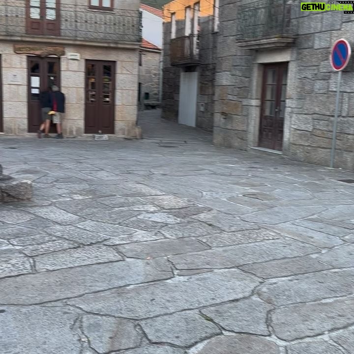 Sara Barradas Instagram - 1- Bem vindos ao Parque Nacional da Peneda-Gerês - Reserva Mundial da Biosfera. Nunca me canso de cá vir! 2- 🚨Alerta alterações climáticas 🚨 Cascata do Arado (linda na mesma) 3- Caminhando no paraíso 4- Alerta fofura inesperada ❤️🎨 5- Cascata de Pincães. Linda! Mas de difícil acesso… 6- Espigueiros do Soajo 7- Dona Lua 🐂 8- Lindo 🏞️ 9- Pelourinho do Eiró - Soajo 10- Dos melhores hambúrgueres da minha vida! Com carne de vaca da raça cachena, típica da região (Soajo). Seguimos na nossa Flamingo da @campersroyaloficial 🚐🦩 #gerês #cascatadoarado #cascatadepincães #soajo