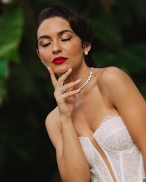 Sara Barradas Instagram - Sobre ontem e este look incrível ❤️

#globosdeouro2023 #globosdeouro