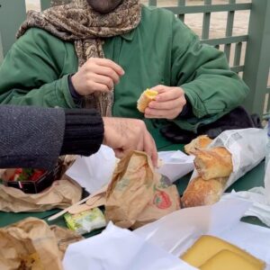 Sara Barradas Instagram - Notícias e factos sobre Paris:

A hora de fecho dos cafés e restaurantes é respeitada ao minuto. Como tal, antes do fecho põem-nos a conta na mesa mesmo que não tenhamos pedido e depois mandam-nos embora. A simpatia dos empregados parisienses tem muito que se lhe diga, podendo haver excepções, claro.

Agora o Palácio de Versalhes:
Luís XIV, que foi o primeiro rei totalitário, além de um ego desmedido e dos complexos de superioridade, devia sofrer um transtorno obssessivo-compulsivo. Queria que as árvores estivessem sempre geometricamente aparadas. (terceira foto)
Ninguém podia ter mais ou melhor do que ele. Ninguém podia ter sapatos com um salto maior do que os dele. 
Queria incrustar ouro nas paredes do Grand Trianon, mas como lhe disseram que mármore rosa era ainda mais caro foi o que mandou vir.

Por sua vez, Luís XV, seu bisneto e sucessor, que ficou conhecido pelas suas/seus mais de 100 amantes, mandou construir o Petit Trianon (quarta foto) para lá instalar a sua principal amante oficial: Madame de Pompadour.
Mais tarde, o seu neto Luís XVI, instala no mesmo pequeno palácio a sua esposa, Marie Antoinette.

O que eu também não sabia é que o Luís XVI tinha mandado construir nos jardins do Petit Trianon uma espécie de “Portugal dos Pequenitos da Áustria” da época só para agradar a sua esposa que tinha saudades do seu país e vivia infeliz. 

Pergunto-me quanto mediriam estas pessoas para dormirem em camas tão pequenas…? (sexta foto)

Outro facto, o palácio é mesmo majestoso! Estupendamente grande e bonito por dentro e por fora.

O último vídeo, na famosa Sala de Espelhos, era suposto ser uma fotografia.

Para terminar, tivemos a melhor visita guiada de sempre do nosso amigo @davidsalvado 
🇫🇷