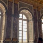 Sara Barradas Instagram - Notícias e factos sobre Paris: A hora de fecho dos cafés e restaurantes é respeitada ao minuto. Como tal, antes do fecho põem-nos a conta na mesa mesmo que não tenhamos pedido e depois mandam-nos embora. A simpatia dos empregados parisienses tem muito que se lhe diga, podendo haver excepções, claro. Agora o Palácio de Versalhes: Luís XIV, que foi o primeiro rei totalitário, além de um ego desmedido e dos complexos de superioridade, devia sofrer um transtorno obssessivo-compulsivo. Queria que as árvores estivessem sempre geometricamente aparadas. (terceira foto) Ninguém podia ter mais ou melhor do que ele. Ninguém podia ter sapatos com um salto maior do que os dele. Queria incrustar ouro nas paredes do Grand Trianon, mas como lhe disseram que mármore rosa era ainda mais caro foi o que mandou vir. Por sua vez, Luís XV, seu bisneto e sucessor, que ficou conhecido pelas suas/seus mais de 100 amantes, mandou construir o Petit Trianon (quarta foto) para lá instalar a sua principal amante oficial: Madame de Pompadour. Mais tarde, o seu neto Luís XVI, instala no mesmo pequeno palácio a sua esposa, Marie Antoinette. O que eu também não sabia é que o Luís XVI tinha mandado construir nos jardins do Petit Trianon uma espécie de “Portugal dos Pequenitos da Áustria” da época só para agradar a sua esposa que tinha saudades do seu país e vivia infeliz. Pergunto-me quanto mediriam estas pessoas para dormirem em camas tão pequenas…? (sexta foto) Outro facto, o palácio é mesmo majestoso! Estupendamente grande e bonito por dentro e por fora. O último vídeo, na famosa Sala de Espelhos, era suposto ser uma fotografia. Para terminar, tivemos a melhor visita guiada de sempre do nosso amigo @davidsalvado 🇫🇷