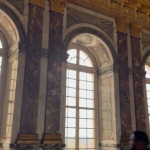 Sara Barradas Instagram - Notícias e factos sobre Paris:

A hora de fecho dos cafés e restaurantes é respeitada ao minuto. Como tal, antes do fecho põem-nos a conta na mesa mesmo que não tenhamos pedido e depois mandam-nos embora. A simpatia dos empregados parisienses tem muito que se lhe diga, podendo haver excepções, claro.

Agora o Palácio de Versalhes:
Luís XIV, que foi o primeiro rei totalitário, além de um ego desmedido e dos complexos de superioridade, devia sofrer um transtorno obssessivo-compulsivo. Queria que as árvores estivessem sempre geometricamente aparadas. (terceira foto)
Ninguém podia ter mais ou melhor do que ele. Ninguém podia ter sapatos com um salto maior do que os dele. 
Queria incrustar ouro nas paredes do Grand Trianon, mas como lhe disseram que mármore rosa era ainda mais caro foi o que mandou vir.

Por sua vez, Luís XV, seu bisneto e sucessor, que ficou conhecido pelas suas/seus mais de 100 amantes, mandou construir o Petit Trianon (quarta foto) para lá instalar a sua principal amante oficial: Madame de Pompadour.
Mais tarde, o seu neto Luís XVI, instala no mesmo pequeno palácio a sua esposa, Marie Antoinette.

O que eu também não sabia é que o Luís XVI tinha mandado construir nos jardins do Petit Trianon uma espécie de “Portugal dos Pequenitos da Áustria” da época só para agradar a sua esposa que tinha saudades do seu país e vivia infeliz. 

Pergunto-me quanto mediriam estas pessoas para dormirem em camas tão pequenas…? (sexta foto)

Outro facto, o palácio é mesmo majestoso! Estupendamente grande e bonito por dentro e por fora.

O último vídeo, na famosa Sala de Espelhos, era suposto ser uma fotografia.

Para terminar, tivemos a melhor visita guiada de sempre do nosso amigo @davidsalvado 
🇫🇷