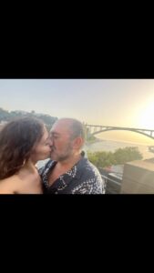 Sara Barradas Instagram - Os três primeiros dias da nossa road trip MUITO resumidos! Está a ser uma aventura toda a logística (que eu já conhecia), com a criançada e com todos os imprevistos, mas isso é que é giro. Temos uma programação (mais ou menos) feita, mas também gostamos de ir ao sabor do vento. A autocaravana depressa ficou como a nossa casa: uma bagunça! 😂 @campersroyaloficial prometemos deixar tudo arrumadinho no final! Do Porto viemos para o Peso da Régua. O Douro é, de facto, um património maravilhoso!!! Fomos de barco até Pinhão e regressámos de comboio. Que viagem! Fomos a Lamego e descemos os 686 degraus do Santuário de Nossa Senhora dos Remédios (lindo!!! Já tinha visto de baixo, mas nunca tinha ido até lá acima). Ainda visitámos a Quinta da Pacheca e fizemos uma prova de vinhos deliciosa :) Cansa, mas é tudo tão lindo que compensa! #roadtrip #campersroyal #campersroyaloficial #douro #pesodaregua #lamego