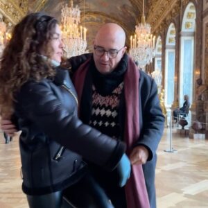 Sara Barradas Instagram - Notícias e factos sobre Paris:

A hora de fecho dos cafés e restaurantes é respeitada ao minuto. Como tal, antes do fecho põem-nos a conta na mesa mesmo que não tenhamos pedido e depois mandam-nos embora. A simpatia dos empregados parisienses tem muito que se lhe diga, podendo haver excepções, claro.

Agora o Palácio de Versalhes:
Luís XIV, que foi o primeiro rei totalitário, além de um ego desmedido e dos complexos de superioridade, devia sofrer um transtorno obssessivo-compulsivo. Queria que as árvores estivessem sempre geometricamente aparadas. (terceira foto)
Ninguém podia ter mais ou melhor do que ele. Ninguém podia ter sapatos com um salto maior do que os dele. 
Queria incrustar ouro nas paredes do Grand Trianon, mas como lhe disseram que mármore rosa era ainda mais caro foi o que mandou vir.

Por sua vez, Luís XV, seu bisneto e sucessor, que ficou conhecido pelas suas/seus mais de 100 amantes, mandou construir o Petit Trianon (quarta foto) para lá instalar a sua principal amante oficial: Madame de Pompadour.
Mais tarde, o seu neto Luís XVI, instala no mesmo pequeno palácio a sua esposa, Marie Antoinette.

O que eu também não sabia é que o Luís XVI tinha mandado construir nos jardins do Petit Trianon uma espécie de “Portugal dos Pequenitos da Áustria” da época só para agradar a sua esposa que tinha saudades do seu país e vivia infeliz. 

Pergunto-me quanto mediriam estas pessoas para dormirem em camas tão pequenas…? (sexta foto)

Outro facto, o palácio é mesmo majestoso! Estupendamente grande e bonito por dentro e por fora.

O último vídeo, na famosa Sala de Espelhos, era suposto ser uma fotografia.

Para terminar, tivemos a melhor visita guiada de sempre do nosso amigo @davidsalvado 
🇫🇷
