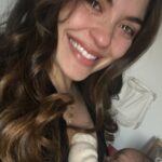 Sara Barradas Instagram – Não tenho publicado nada no instagram, nem sequer cá tenho vindo, neste último mês do ano.
De vez em quando tenho alturas assim e são sempre as que me sabem melhor. As que me sinto mais livre. As redes sociais roubam-nos muito tempo e exigem muito de nós. E eu não gosto dessa parte menos espontânea.

Enfim, 2023 foi um ano péssimo para todos. Mesmo para quem diz que não. Porque o que se passa no resto do planeta e com a humanidade, concretamente, diz respeito a todos. As alterações climáticas são cada vez mais reais. A subida no nível da água já se vê em todo o lado e as catástrofes naturais (ou pouco naturais) são cada vez mais frequentes. As secas. A crescente poluição e consequente aumento de gases com efeito de estufa. Tudo isto nos impacta. Tudo isto, mais as guerras sem fim. É tão triste que a nossa raça seja ciclicamente podre e corrompida. Mortes e mais mortes a troco de NADA. Porque NADA é a única coisa que estes “donos disto tudo” com sede de poder vão levar.
QUE TUDO ISTO MUDE É O MEU DESEJO PARA 2024!

Pessoalmente, 2023, foi o ano em que abracei o mundo da terapia, ainda tabu para tantos, mas que todos precisam, sem excepção, mais não seja como ferramenta de análise e auto-conhecimento. Sinto-me a crescer interiormente, a enfrentar e a abraçar os meus medos e fragilidades. 
Apercebi-me que desde que sou mãe choro muito mais. Choro a abrir um presente de natal que ela fez na escola. Choro a ouvi-la cantar. Choro a ouvi-la expressar-se. Choro a vê-la feliz. Choro a ver o fogo de artifício com ela e ver o quão a impacta. Choro apenas por vê-la existir. 
Uma lamechice pegada. A melhor lamechice do mundo.

Profissionalmente, não foi o mais espectacular, na medida em que não foi o que mais me desafiou, mas não me posso queixar! Fiz teatro, televisão (séries especificamente), dobragens e ainda dei “uma perninha” no cinema. 

Por estas razões sou uma priveligiada. Não partiu nenhum familiar ou amigo muito próximo. E ainda tenho tecto, cama, comida na mesa e os meus dois amores a dormir ao meu lado.
QUE NADA DISTO MUDE É O MEU DESEJO PARA 2024!

P.S-  Na foto a Lua tinha 15 dias e eu já sentia um amor tão grande que transbordava em forma de lágrimas.