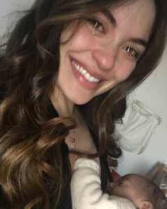 Sara Barradas Instagram - Não tenho publicado nada no instagram, nem sequer cá tenho vindo, neste último mês do ano. De vez em quando tenho alturas assim e são sempre as que me sabem melhor. As que me sinto mais livre. As redes sociais roubam-nos muito tempo e exigem muito de nós. E eu não gosto dessa parte menos espontânea. Enfim, 2023 foi um ano péssimo para todos. Mesmo para quem diz que não. Porque o que se passa no resto do planeta e com a humanidade, concretamente, diz respeito a todos. As alterações climáticas são cada vez mais reais. A subida no nível da água já se vê em todo o lado e as catástrofes naturais (ou pouco naturais) são cada vez mais frequentes. As secas. A crescente poluição e consequente aumento de gases com efeito de estufa. Tudo isto nos impacta. Tudo isto, mais as guerras sem fim. É tão triste que a nossa raça seja ciclicamente podre e corrompida. Mortes e mais mortes a troco de NADA. Porque NADA é a única coisa que estes “donos disto tudo” com sede de poder vão levar. QUE TUDO ISTO MUDE É O MEU DESEJO PARA 2024! Pessoalmente, 2023, foi o ano em que abracei o mundo da terapia, ainda tabu para tantos, mas que todos precisam, sem excepção, mais não seja como ferramenta de análise e auto-conhecimento. Sinto-me a crescer interiormente, a enfrentar e a abraçar os meus medos e fragilidades. Apercebi-me que desde que sou mãe choro muito mais. Choro a abrir um presente de natal que ela fez na escola. Choro a ouvi-la cantar. Choro a ouvi-la expressar-se. Choro a vê-la feliz. Choro a ver o fogo de artifício com ela e ver o quão a impacta. Choro apenas por vê-la existir. Uma lamechice pegada. A melhor lamechice do mundo. Profissionalmente, não foi o mais espectacular, na medida em que não foi o que mais me desafiou, mas não me posso queixar! Fiz teatro, televisão (séries especificamente), dobragens e ainda dei “uma perninha” no cinema. Por estas razões sou uma priveligiada. Não partiu nenhum familiar ou amigo muito próximo. E ainda tenho tecto, cama, comida na mesa e os meus dois amores a dormir ao meu lado. QUE NADA DISTO MUDE É O MEU DESEJO PARA 2024! P.S- Na foto a Lua tinha 15 dias e eu já sentia um amor tão grande que transbordava em forma de lágrimas.