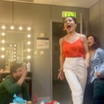 Sara Barradas Instagram – SUSTOS a série. 
Este vídeo pode conter linguagem imprópria para os mais sensíveis 😂 Mas própria de quem apanha um “cagaço” 😇

Desde miúda que gosto de assustar. Assustava os meus avós, amigos e colegas. Antes não havia telemóveis para filmar, agora já vou conseguindo.

Tenho aqui um rol de sustos ainda do “Quero é Viver” para partilhar um dia 🤣

Bem, acontece que estes meus caros colegas do TRAIR E COÇAR É SÓ COMEÇAR caíram no erro de me assustar pela primeira vez. Ora… abriram a caixa de Pandora 😈

Agora, dia sim dia não andamos nisto 🤪

#yougavemeafright #scarymovie #sustos