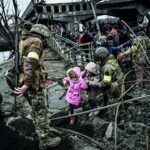 Sara Barradas Instagram - Hoje é o Dia Mundial da Criança e eu só penso em 5 coisas: - Que a minha filha é uma sortuda e priveligiada. - Que as crianças do Congo não têm a mesma sorte, vendo os seus direitos humanitários em risco. - Que as crianças da Palestina não têm água, nem comida, nem casa, e muitas nem pais. - Que as crianças da Ucrânia vivem há mais de 600 dias a serem bombardeadas. - Que muitas crianças, no mundo inteiro, são abusadas sexualmente e/ou maltratadas de diversas formas. E de pensar que os tiranos, os extremistas, os fundamentalistas, os terroristas, os fascistas, os ditadores já foram crianças. Qualquer coisa muito errada se passou e continua a passar na História do Ser Humano.