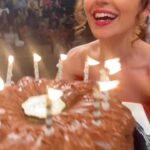 Sara Barradas Instagram – 1 ano separa estes dois vídeos. 

Para quem não sabe fiz anos esta segunda-feira, dia 27. E ontem (quinta-feira) os meus colegas decidiram cantar-me os parabéns no palco novamente, à semelhança do ano passado que celebrei o aniversário num domingo, e era, portanto, dia de espectáculo.

É o meu 2º aniversário no palco do TRAIR E COÇAR É SÓ COMEÇAR 😄😍🥰 Que maravilha, que privilégio! Esta peça tem algo de especial, as pessoas choram a rir e repetem!
No Brasil está em cena há 35 anos! 

Bem, de um ano para o outro, aqui pouca coisa mudou! E nós continuamos em cena no Casino Lisboa, de quinta a domingo! VENHAM VER-NOS! 🎭