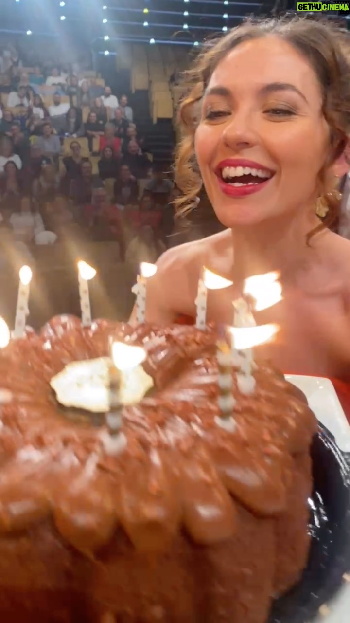 Sara Barradas Instagram - 1 ano separa estes dois vídeos. Para quem não sabe fiz anos esta segunda-feira, dia 27. E ontem (quinta-feira) os meus colegas decidiram cantar-me os parabéns no palco novamente, à semelhança do ano passado que celebrei o aniversário num domingo, e era, portanto, dia de espectáculo. É o meu 2º aniversário no palco do TRAIR E COÇAR É SÓ COMEÇAR 😄😍🥰 Que maravilha, que privilégio! Esta peça tem algo de especial, as pessoas choram a rir e repetem! No Brasil está em cena há 35 anos! Bem, de um ano para o outro, aqui pouca coisa mudou! E nós continuamos em cena no Casino Lisboa, de quinta a domingo! VENHAM VER-NOS! 🎭