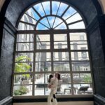 Sara Barradas Instagram – E terminamos hoje a nossa escapadinha neste paraíso que é São Miguel. 

Neste hotel deslumbrante, com poucos meses de vida mas cheio de histórias para contar! Este edifício era o antigo convento da Ordem dos Frades Menores de São Francisco, foi transformado no primeiro hospital de Ponta Delgada e agora foi recuperado para se tornar o Vila Galé Collection S. Miguel. Como era um convento conseguem imaginar a grandiosidade do edifício…! A piscina exterior, no claustro, é bastante convidativa. A equipa foi uma simpatia ⭐️

Agora vou criar um reel com mais imagens e vídeos que aqui tenho (algumas centenas 😜) neste pedaço de terra à deriva no Atlântico, a que chamamos Paraíso, mais conhecido por Açores! 🍃🐄🏞️

@vilagale #vilagale #pontadelgada #saomiguel #açores
