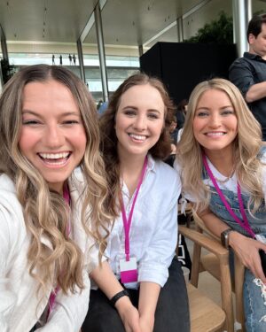 Sara Dietschy Instagram - Moving to LA photo dump part 2: FRIENDS

I’m going to be honest I overestimated what I could juggle the past couple months… there are a lot of balls in the air with moving cross country and video projects. However my heart is full with how many friends I’ve been able to see so far 🧡 there really is nothing like venting to people who know exactly what you’re going thru and know how to help. 

Looking forward to getting my life together and seeing more homies 🥺