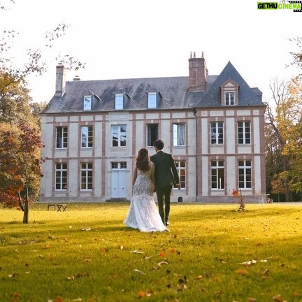 Sara Dietschy Instagram - Having our wedding at @le_fleur_honfleur was magical in itself but what made it perfect was meeting Anna and Philipp! I became a big fan of their YouTube channel this past year and it was just so lovely meeting them. An hour before the wedding Anna literally helped alter my dress to fit better š
š„° They just posted a fun video from the trio on their YouTube channel you should check it out :) Link in bio! (Photos from my fave the Leica Q2)