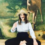 Sara Gilbert Instagram - me saying “look! i’m wearing a hat! and also! hi! do you like wanna come to the last night of my residency at @thehotelcafe monday 8/29 @ 7pm. it’s gonna be something… @reallindaperry @thesaragilbert @andrewleeds @rachelgould27 link for tickets in my bio! oh! and special guests @iamtimbagley @noahweisberg @karoline_menezes__ @dereksteincello and more!!! 📸 @amandademme love, me