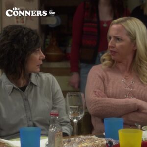Sara Gilbert Instagram - Kitchen fails, a fight with your aunt, and total family chaos. Sound familiar? It’s the Thanksgiving episode for #TheConners! Tonight at 8/7C on @abcnetwork.