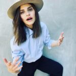 Sara Gilbert Instagram - me saying “look! i’m wearing a hat! and also! hi! do you like wanna come to the last night of my residency at @thehotelcafe monday 8/29 @ 7pm. it’s gonna be something… @reallindaperry @thesaragilbert @andrewleeds @rachelgould27 link for tickets in my bio! oh! and special guests @iamtimbagley @noahweisberg @karoline_menezes__ @dereksteincello and more!!! 📸 @amandademme love, me