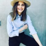 Sara Gilbert Instagram - me saying “look! i’m wearing a hat! and also! hi! do you like wanna come to the last night of my residency at @thehotelcafe monday 8/29 @ 7pm. it’s gonna be something… @reallindaperry @thesaragilbert @andrewleeds @rachelgould27 link for tickets in my bio! oh! and special guests @iamtimbagley @noahweisberg @karoline_menezes__ @dereksteincello and more!!! 📸 @amandademme love, me