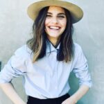 Sara Gilbert Instagram - me saying “look! i’m wearing a hat! and also! hi! do you like wanna come to the last night of my residency at @thehotelcafe monday 8/29 @ 7pm. it’s gonna be something… @reallindaperry @thesaragilbert @andrewleeds @rachelgould27 link for tickets in my bio! oh! and special guests @iamtimbagley @noahweisberg @karoline_menezes__ @dereksteincello and more!!! 📸 @amandademme love, me