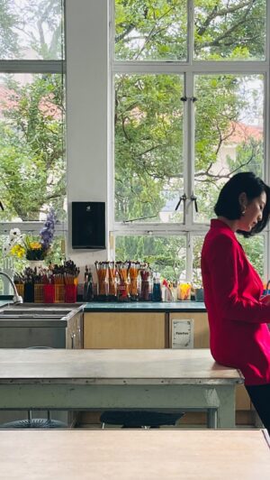 Sara Jane Ho Instagram - It was so special to return to my primary school @peakschoolhk a little place perched all the way on top of Hong Kong island and shrouded in fog. My first time to walk these halls since I was 9 years old! 

Thank you for surprising me by choosing the most sentimental venue I’ve ever conducted an interview, it made for a very reflective day 🎈@chubblifehk @chubbglobal 

And thank you @femalentrepreneurs for making this magic happen 🙌