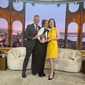 Sara Jane Ho Instagram - @drewbarrymore is a beautiful human being and I loved coming back on the day of my book launch 🚀 thank you so much @thedrewbarrymoreshow and @helloross the amount of fun I have on set is unparalleled ❤️