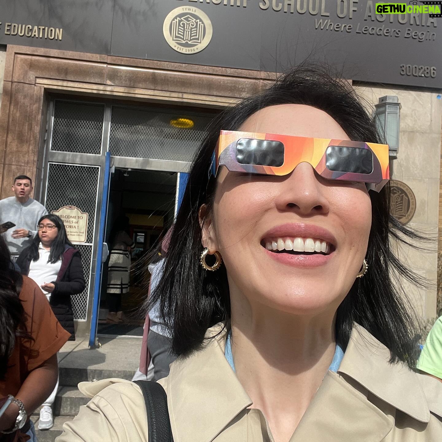 Sara Jane Ho Instagram - Mentored these bright young students in Astoria and I insisted we break to watch the solar eclipse together 🌖 The next one isn’t til 2044!! Thank you for having me @stepupwomensnetwork ❤️