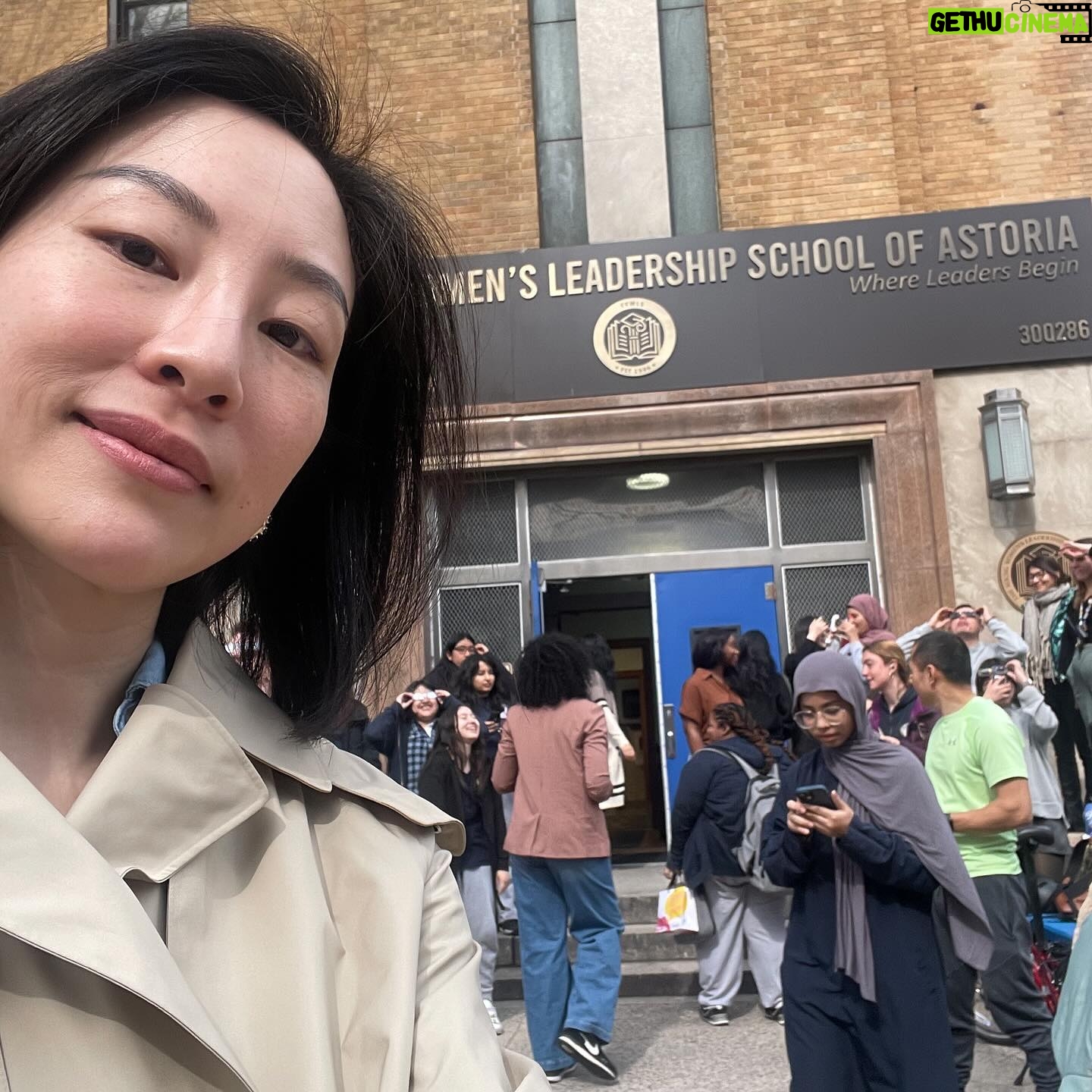 Sara Jane Ho Instagram - Mentored these bright young students in Astoria and I insisted we break to watch the solar eclipse together 🌖 The next one isn’t til 2044!! Thank you for having me @stepupwomensnetwork ❤️