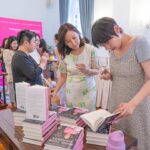 Sara Jane Ho Instagram – Did three book signings in a day and my heart is full. Felt so at home to speak Cantonese, our local dialect here which is different from Mandarin 🥰
One big THANK YOU to @femalentrepreneurs @annawongsmile @rrabbito_ for working tirelessly behind the scenes to pull off my Hong Kong Mind Your Manners book launch ❤️ I am proud to be a premium member of this incredible women’s platform since 2017 that invests in and markets women-led brands. I encourage more HK ladies to join FEW’s membership https://online.few.community/getstarted
Thank you to the following sponsors and partners:
⭐️ Historic ladies private social club The Helena May for the beautiful venue
⭐️ @chubbglobal @chubblifehk for supporting my book with a generous bulk buy
⭐️ @guerlain for the amazing goody bags
⭐️ @kajalnaina_hk @kajalnaina_jewelrydesigner for styling me with your exquisite jewelry
⭐️ Voices Education for the bulk buy
⭐️ And supporting partners the American, British, European, Greek, Malaysian and Mexican Chambers of Commerce for helping spread the word and leading to sold out workshops 🙌