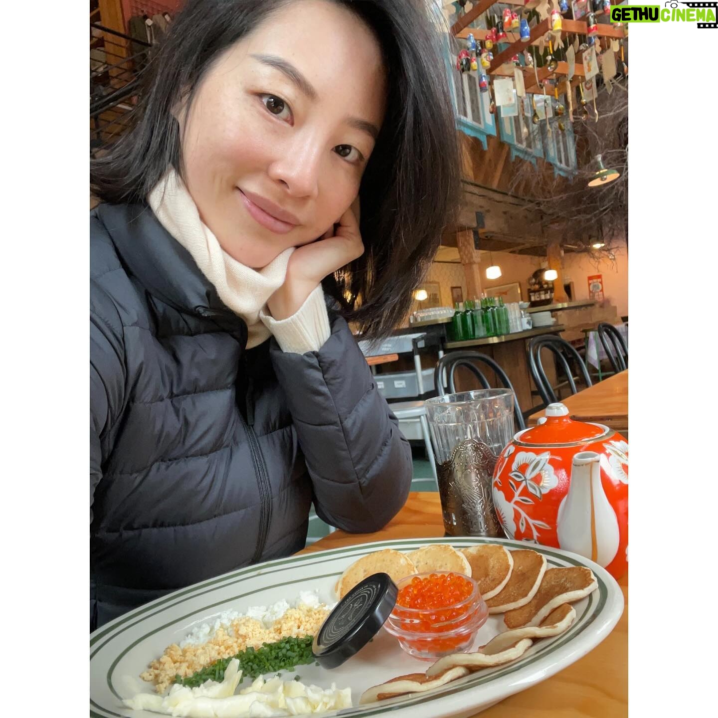 Sara Jane Ho Instagram - Fell in love with everything in the Pacific Northwest - fresh air, kind people, insanely good food, and exquisite flower art made out of paper napkins! Next level for table decorations!