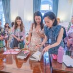 Sara Jane Ho Instagram – Did three book signings in a day and my heart is full. Felt so at home to speak Cantonese, our local dialect here which is different from Mandarin 🥰
One big THANK YOU to @femalentrepreneurs @annawongsmile @rrabbito_ for working tirelessly behind the scenes to pull off my Hong Kong Mind Your Manners book launch ❤️ I am proud to be a premium member of this incredible women’s platform since 2017 that invests in and markets women-led brands. I encourage more HK ladies to join FEW’s membership https://online.few.community/getstarted
Thank you to the following sponsors and partners:
⭐️ Historic ladies private social club The Helena May for the beautiful venue
⭐️ @chubbglobal @chubblifehk for supporting my book with a generous bulk buy
⭐️ @guerlain for the amazing goody bags
⭐️ @kajalnaina_hk @kajalnaina_jewelrydesigner for styling me with your exquisite jewelry
⭐️ Voices Education for the bulk buy
⭐️ And supporting partners the American, British, European, Greek, Malaysian and Mexican Chambers of Commerce for helping spread the word and leading to sold out workshops 🙌