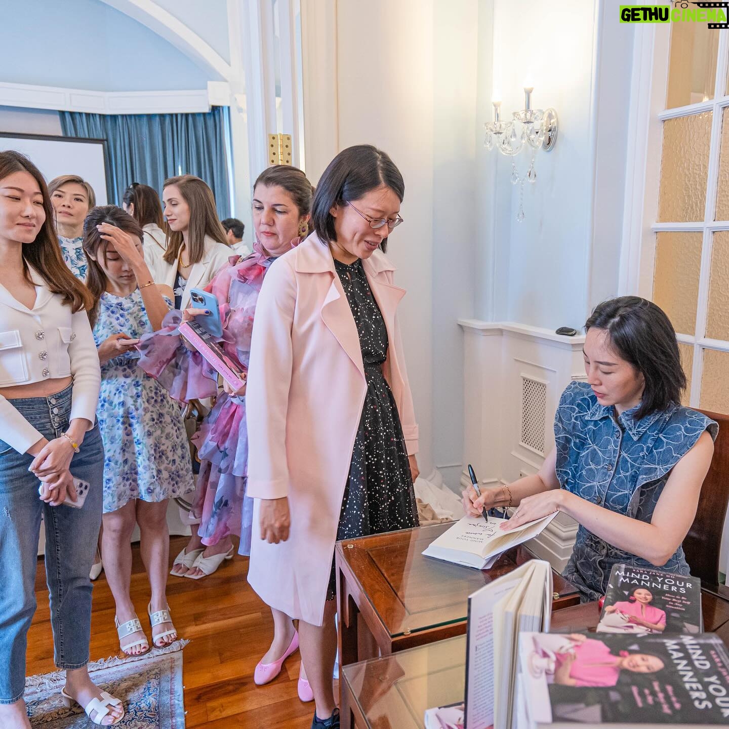 Sara Jane Ho Instagram - Did three book signings in a day and my heart is full. Felt so at home to speak Cantonese, our local dialect here which is different from Mandarin 🥰 One big THANK YOU to @femalentrepreneurs @annawongsmile @rrabbito_ for working tirelessly behind the scenes to pull off my Hong Kong Mind Your Manners book launch ❤️ I am proud to be a premium member of this incredible women’s platform since 2017 that invests in and markets women-led brands. I encourage more HK ladies to join FEW’s membership https://online.few.community/getstarted Thank you to the following sponsors and partners: ⭐️ Historic ladies private social club The Helena May for the beautiful venue ⭐️ @chubbglobal @chubblifehk for supporting my book with a generous bulk buy ⭐️ @guerlain for the amazing goody bags ⭐️ @kajalnaina_hk @kajalnaina_jewelrydesigner for styling me with your exquisite jewelry ⭐️ Voices Education for the bulk buy ⭐️ And supporting partners the American, British, European, Greek, Malaysian and Mexican Chambers of Commerce for helping spread the word and leading to sold out workshops 🙌