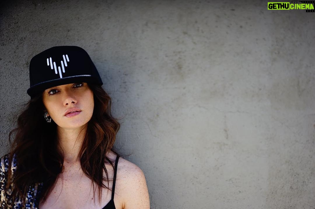 Sara Malakul Lane Instagram - Invest in your favorite songs. Check it all out at @vezt #thefutureofmusic 📷by @thewolfxlion