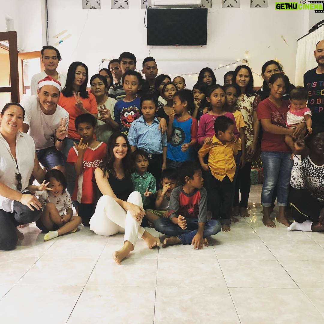 Sara Malakul Lane Instagram - This year (to save us from tears) we gave our hearts to these very special kids đđâ¤ī¸www.elisamaorphanage.com #bali #indonesia #christmas