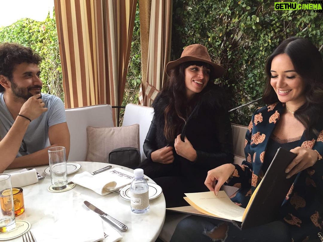 Sara Malakul Lane Instagram - The way he’s looking at her. The way she’s looking at me. The way I’m looking at food options. True love all around 💕