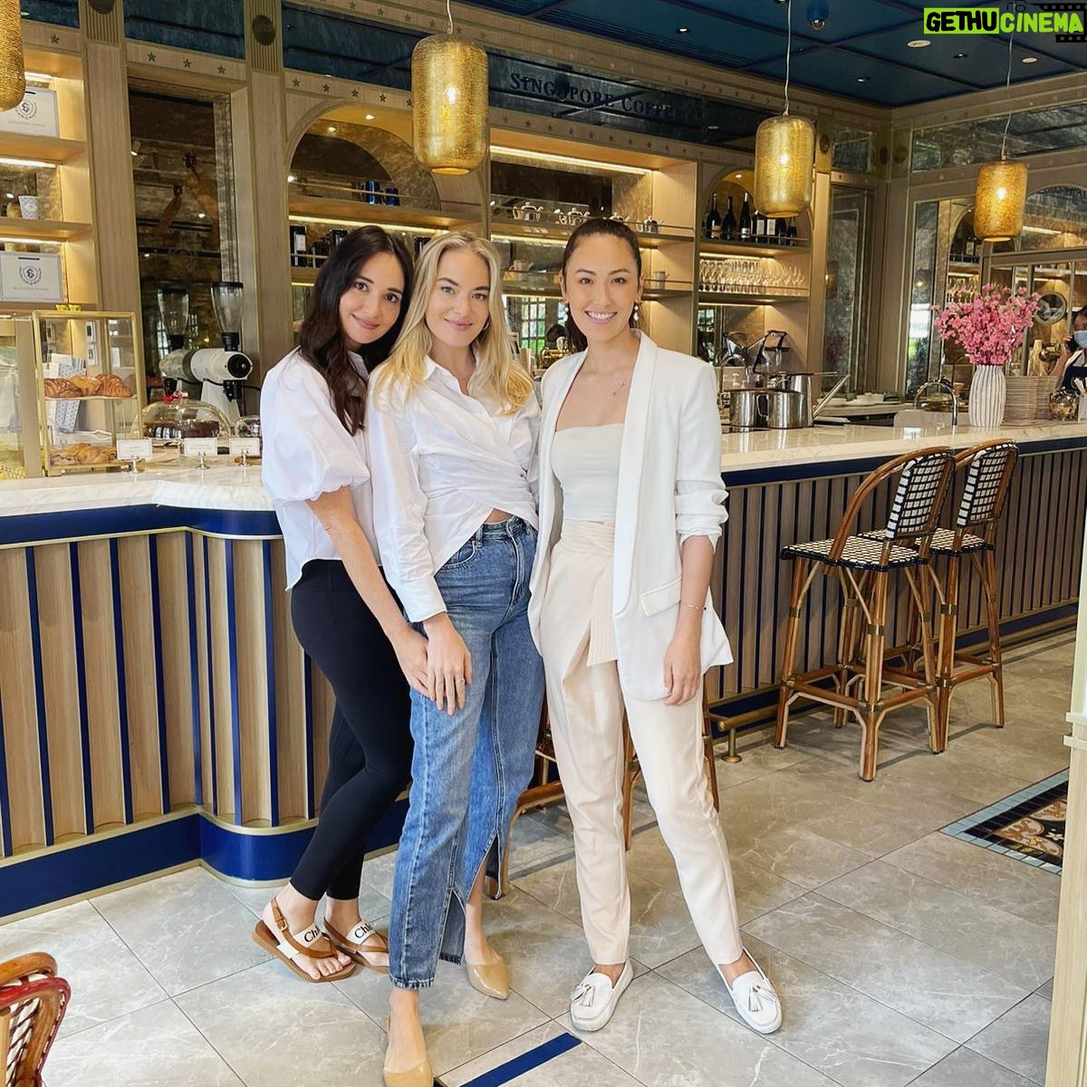 Sara Malakul Lane Instagram - coffee & cake with these two beauties ❤️ @briebenfell @yumikahoskin