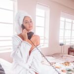 Sara Malakul Lane Instagram – Breakfast in bed ? 😘
📷 @zippyzipeng