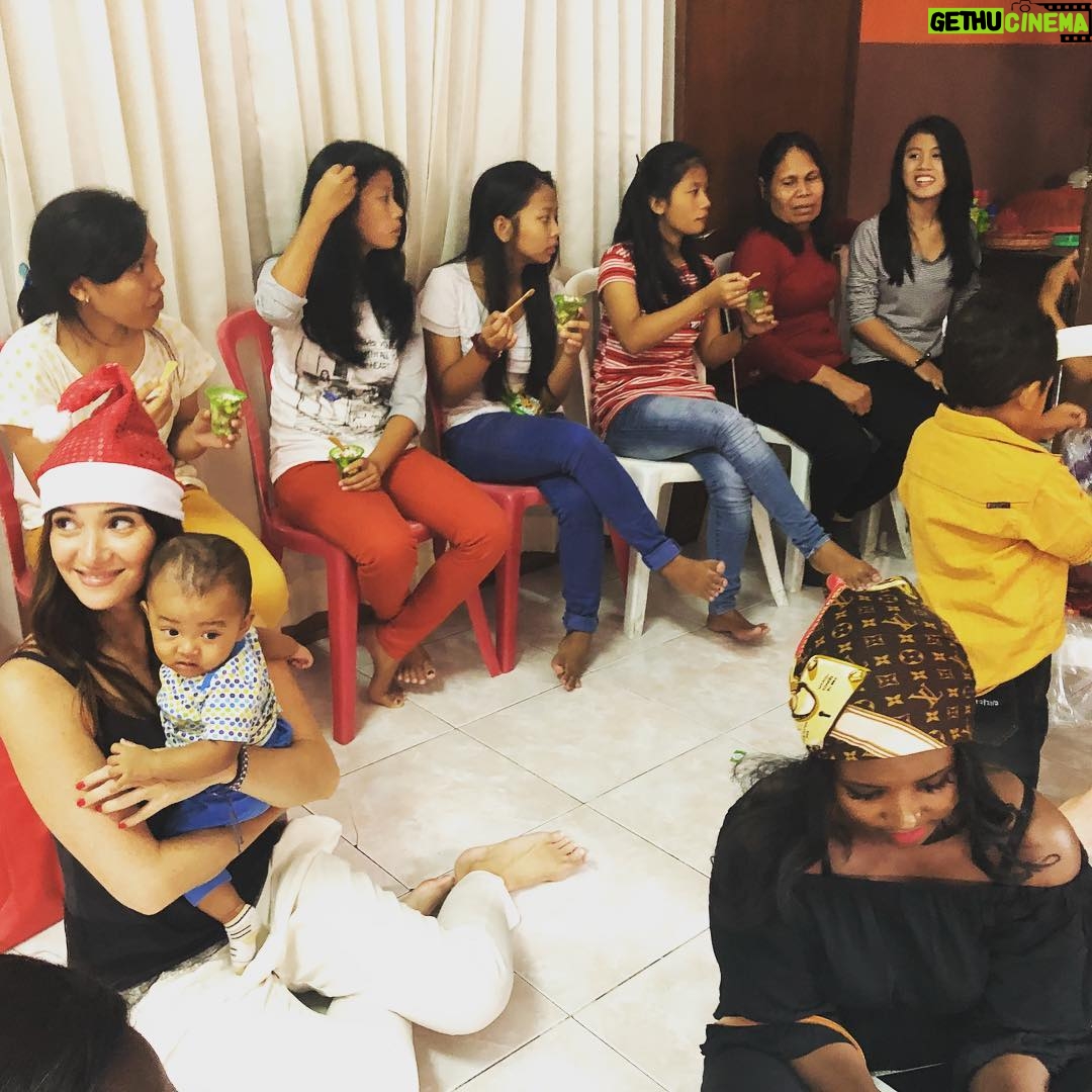 Sara Malakul Lane Instagram - This year (to save us from tears) we gave our hearts to these very special kids đđâ¤ī¸www.elisamaorphanage.com #bali #indonesia #christmas