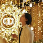Sara Minami Instagram - 「GARDEN OF DREAMS -ガーデン オブ ドリームズ-」 クリスチャン・ディオールが愛した、パリのチュイルリーガーデンをテーマに、六本木ヒルズアリーナに期間限定オープンしています。 会場全てが幻想的でとても胸が高鳴りました。 皆さまも是非。 @diorbeauty @dior #DREAMINDIOR #DIORHOLIDAYS #ガーデンオブドリームズ #ディオールファインジュエリー #SupportedByDior