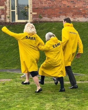 Sara Pascoe Instagram - The new series of Sewing Bee starts tonight at 9 on @bbcone I CANNOT WAIT for you to meet the sewers- you are going to LOVE them 🥰

(Mua is the wonderful @nicolefairfield and @deborahcantor is the brilliant stylist and wardrobe)