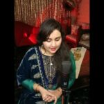 Sara Raza Khan Instagram - On Repeat🔁 #reels Sab kuch meraaa tum hi tu ho... ❤ #sararazakhan #bollywoodcovers #bollywood #lovesongs #music #trending #viral