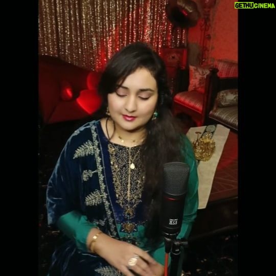 Sara Raza Khan Instagram - Bepanah Pyaar hai Aaja | Cover | Sara Raza Khan A Song which has a haunting and romantic affect at the same time for the one's who followed the movie and lived the feel of this track. enjoy the unplugged cover 💜 #sararazakhan #bollywood #balaji