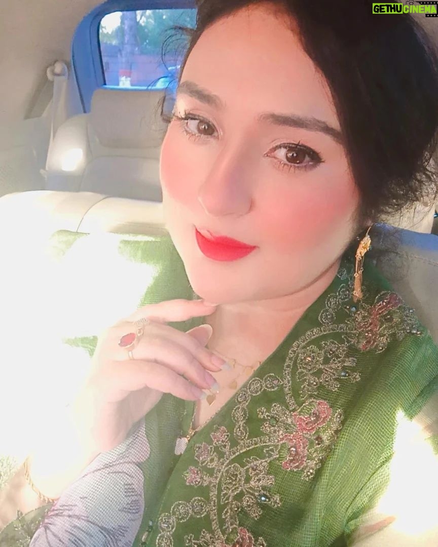 Sara Raza Khan Instagram - A little over Glow 🥰 all thanks to Lahore's 43 ° C Sun ☀️ Shine !!! #sararazakhan #music
