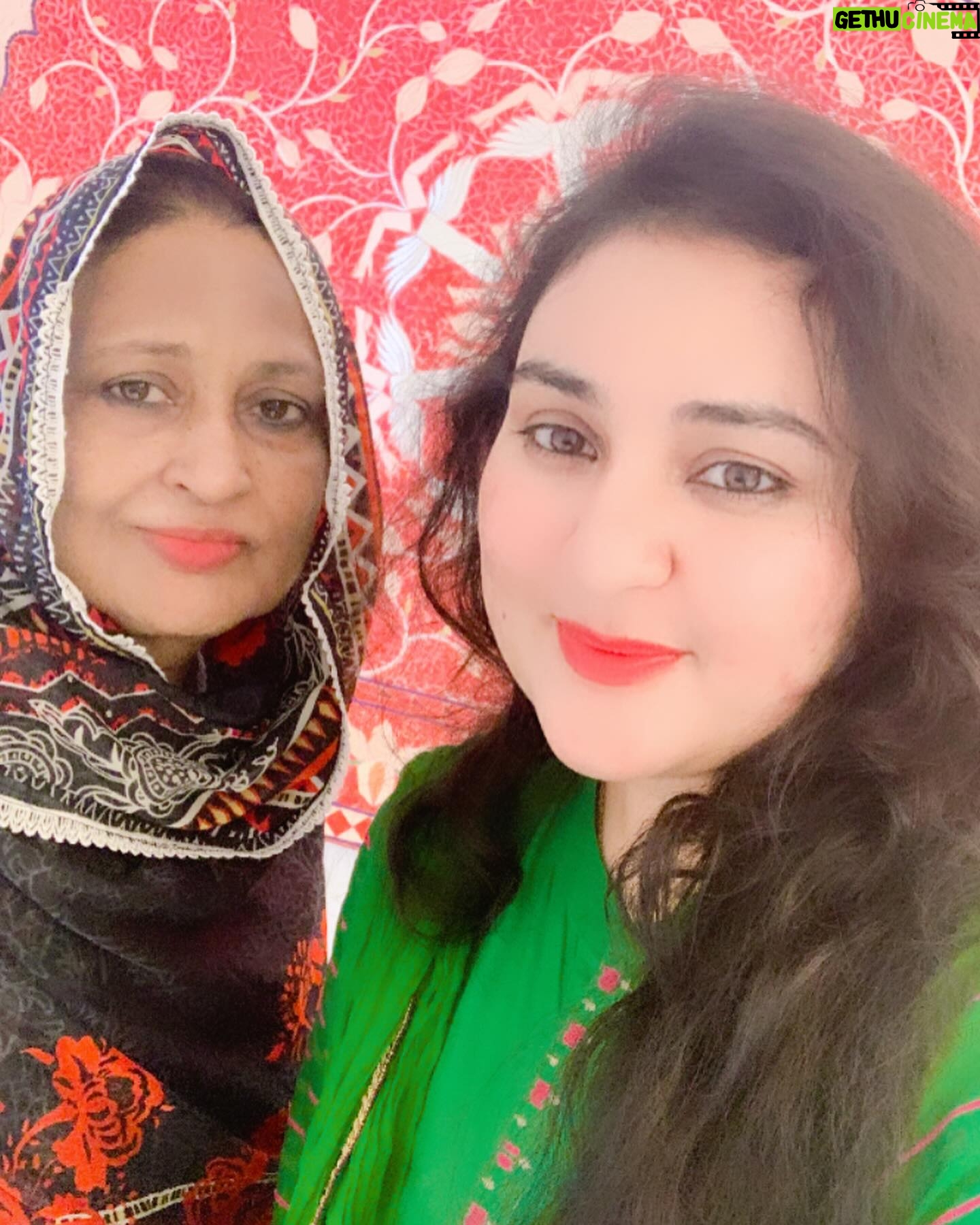 Sara Raza Khan Instagram - At @hussainrehar.official 😍🛍️thank you my Love ❤️ my Mama 🥰 for the gift and also you are the best Photographer 🥹😍🥰MashaAllah 🧿