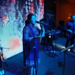 Sara Raza Khan Instagram - Onstage Clicks 👩‍🎤🎙🎶 #saraRazaKhan #sararazakhanlive #Music #instagood #instareels Manager~ @ghulammujtabarazakhan