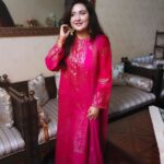 Sara Raza Khan Instagram - Eid Mubarak ❤ #sararazakhan Link in Bio for our very first YouTube Vlog ☺ ✌For our First Eid Vlog Visit OUR youtube channel ☺✌ https://m.youtube.com/c/SaraRazaKhanOFFICIAL