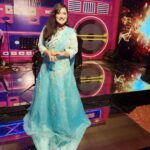 Sara Raza Khan Instagram – To all the girls who have been asking about the dress ☺it’s a Turkish Designer Gown bought from Dubai and modified with Additional Silk Lace Shrug &  Organza Scarf🧣as u know I like it more traditional way 🥰 And yes Ladies! You all are beautiful  so keep shining with ur beautiful smiles 😎 & keep listening to our Music 🎶

#sararazakhanlive #music #musician #stage