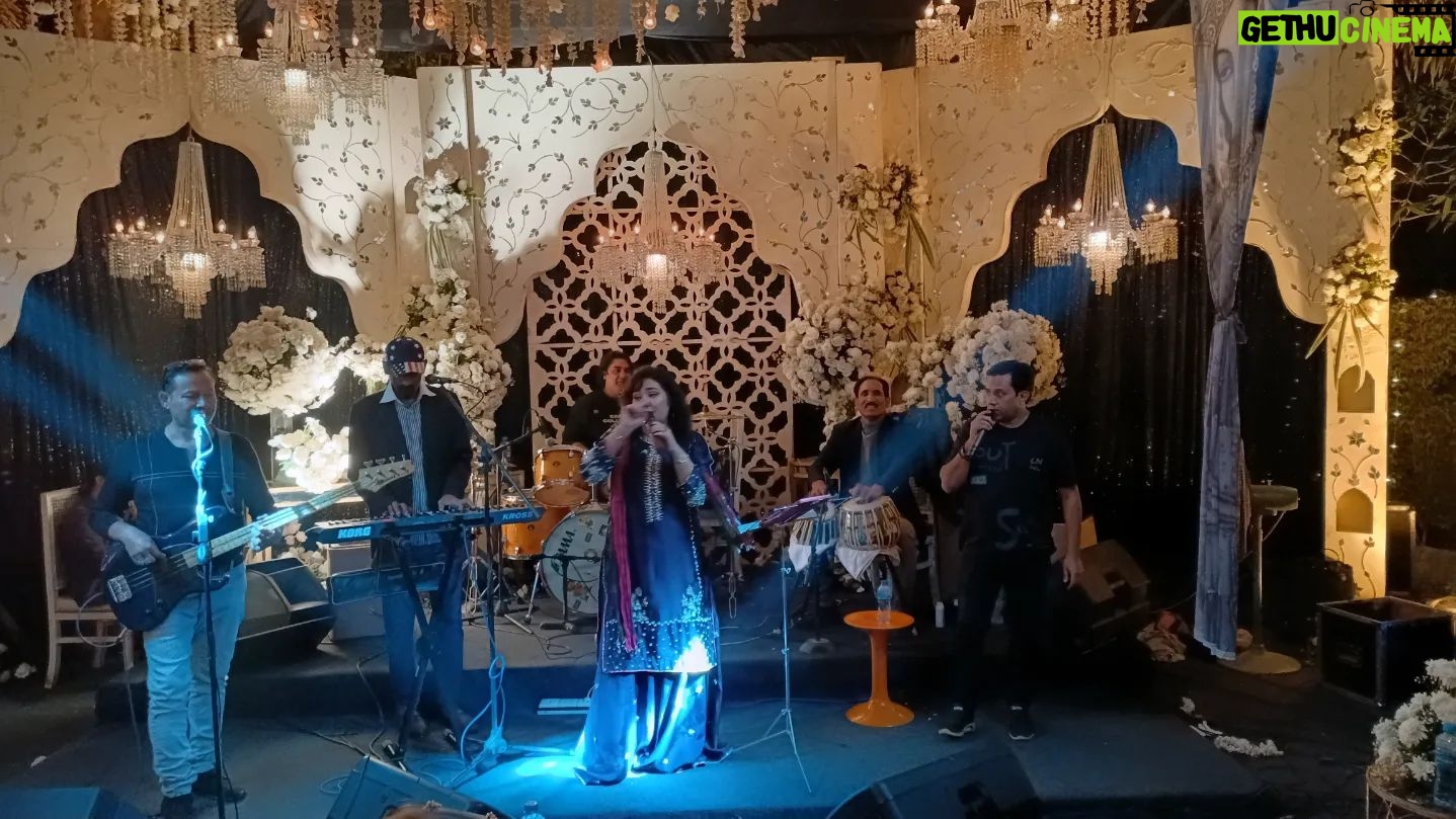 Sara Raza Khan Instagram - Another Beautiful Family and Another Lovely Musical Get together 💕 Grand Mughalai Theme, amazing response over all genres by Audience and every detail was just perfect💯 it was a treat to share our Music with you all 💕 #sararazakhanlive #sararazakhan #bliss #music #bollywood #lollywood #pakistanicelebrities #sara