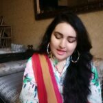 Sara Raza Khan Instagram – Zikr Ik Bewafa aur sitamgar ka tha! 
Apkaa aesi baaton se kya waastaa??? 

Ap tu Bewafa aur sitamgar nahi… 
Apne kis liye mun udhar kar liya? 
. 
. 
. 
#shayiri #shayer #Saadgi #sararazakhan #trending #Covers #classic #ghazal #qawwali #Geet #cover #music #bliss #videomodechallenge